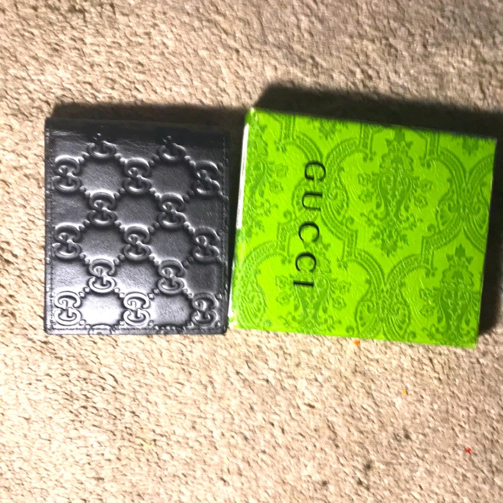 Gucci wallet new didnt even touch it